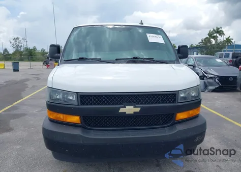 2018 Chevrolet Express 2500 Work Van z USA, uszkodzony, nr VIN 1GCWGAFP0J1342902